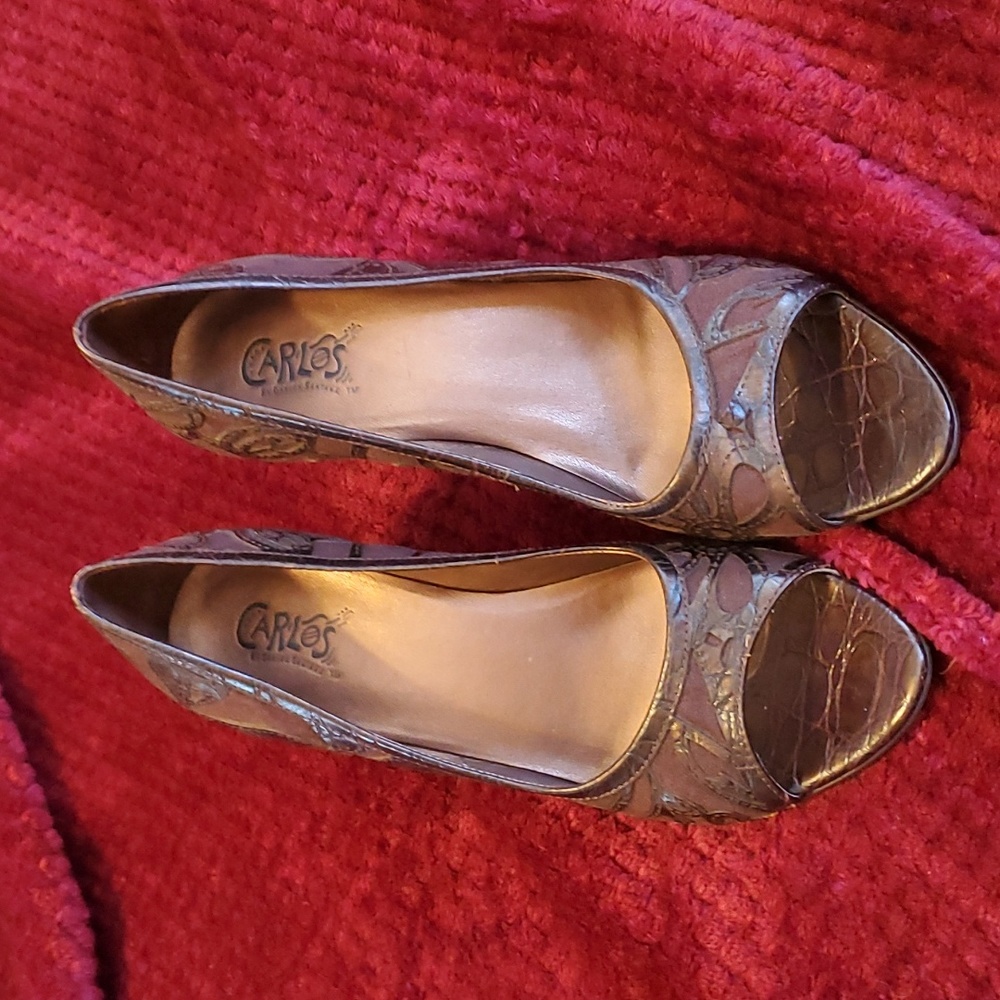 Carlos Santana textured brown peep toe.